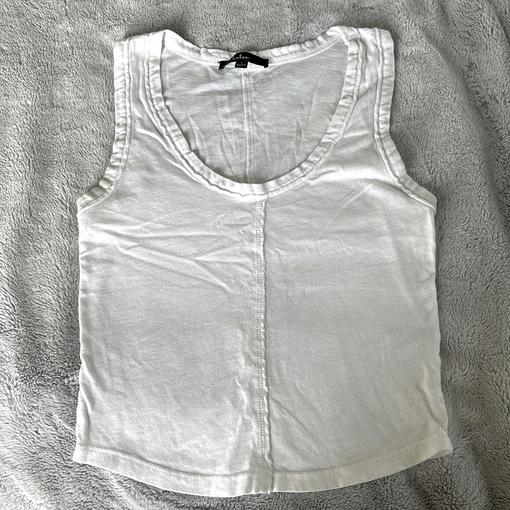 Lulu’s white tank top with middle seam